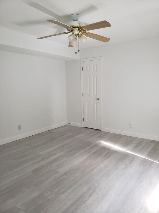 Primary bedroom suite - 7594 Courtyard Run W