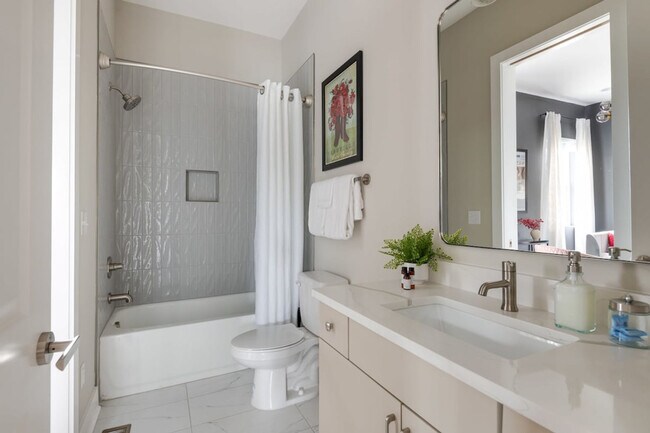 Building Photo - 1405 Napoleon St