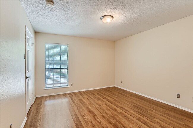 Building Photo - 16301 Ledgemont Ln