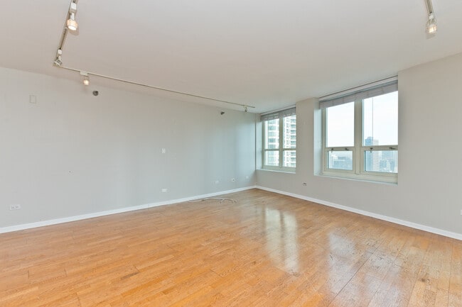 Building Photo - 345 N La Salle Dr