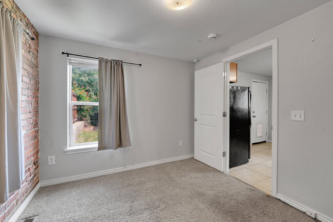 Building Photo - $2,395 - 2 Bed, 1 Bath Home in Denver with...