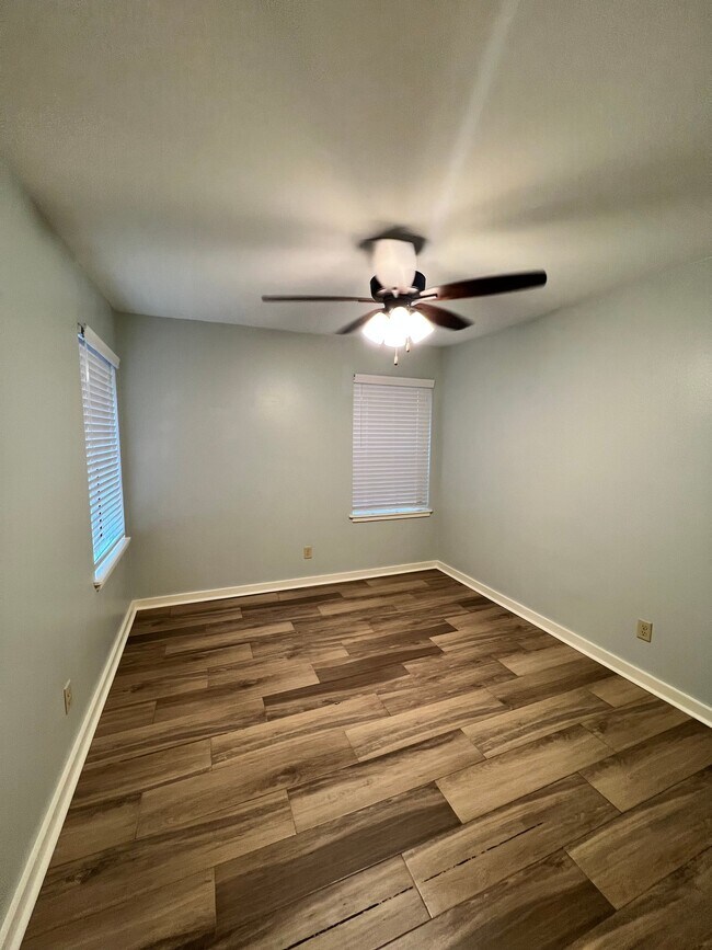 Building Photo - 509 E 7th St