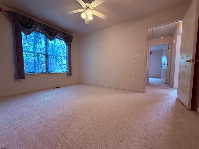Building Photo - 2 Club House Ln