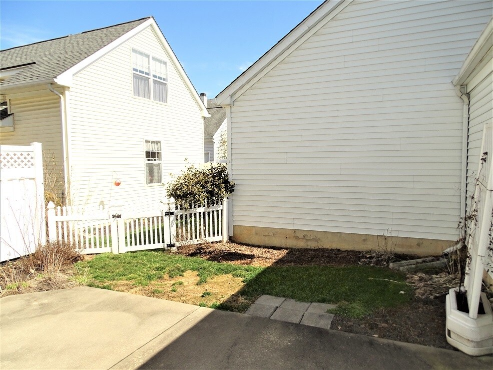 Building Photo - 1009 Bond St