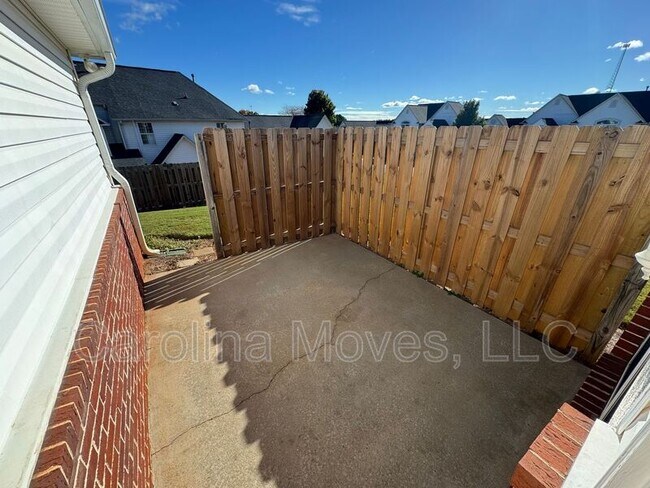 Building Photo - 500 Cliffview Ct