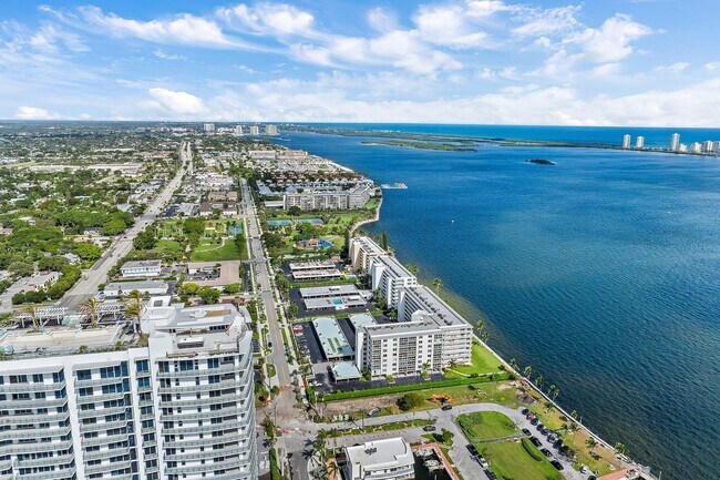 Building Photo - 301 Lake Shore Dr