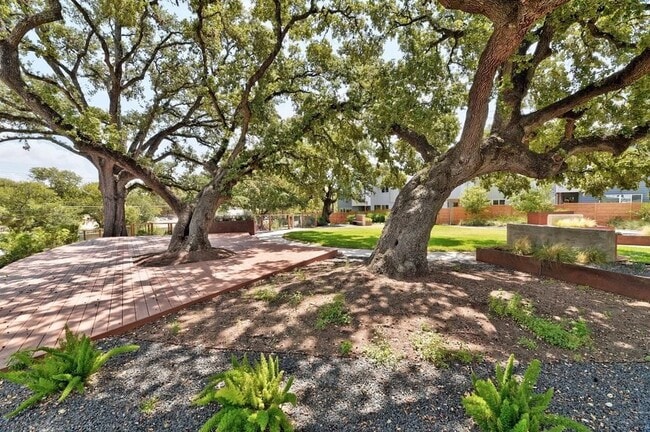 Building Photo - 801 N Bluff Dr