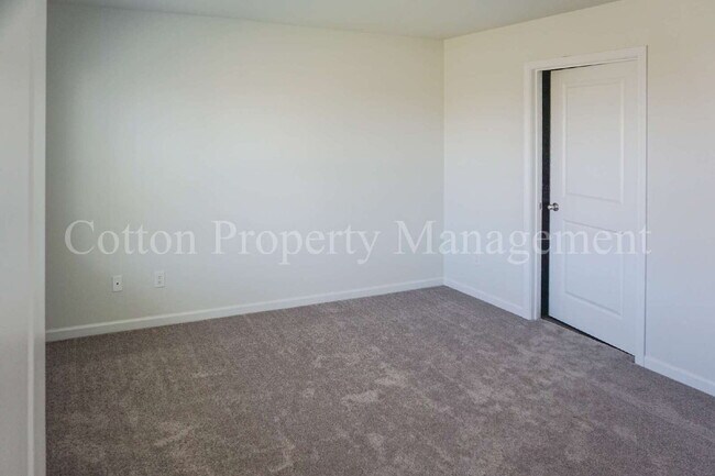 Building Photo - 602 Draymore Dr NE