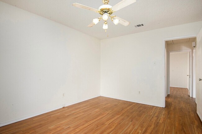 Building Photo - 6819 W Cleburne Rd