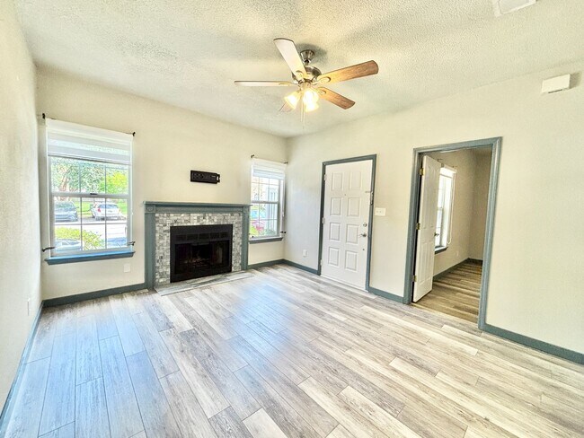 Building Photo - Riverwalk Condo - Pool Access