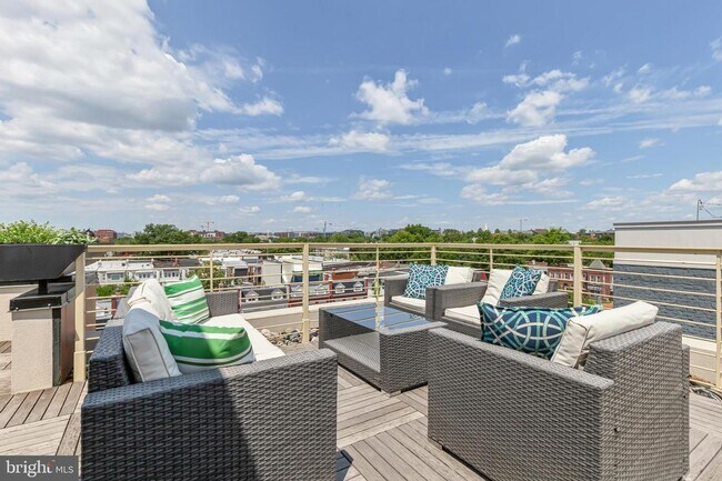 Building Photo - Sunny & Spacious NoMa penthouse with off-s...