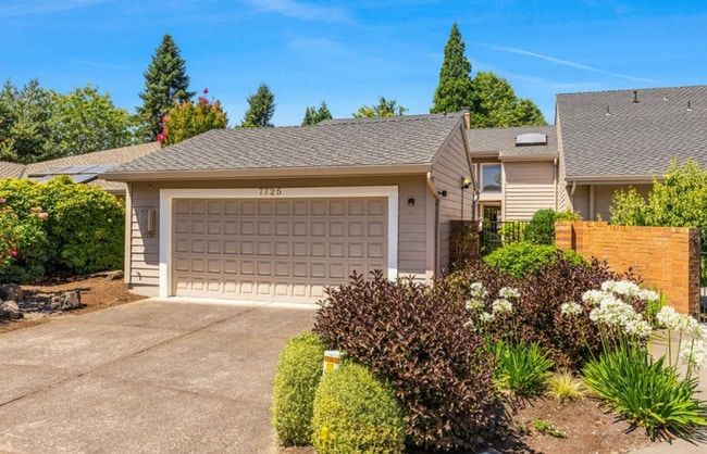 Building Photo - Prime Charbonneau Golf Community Location! 2 Bed, 2.5 Bath + Den, A/C, Washer/Dryer and Garage