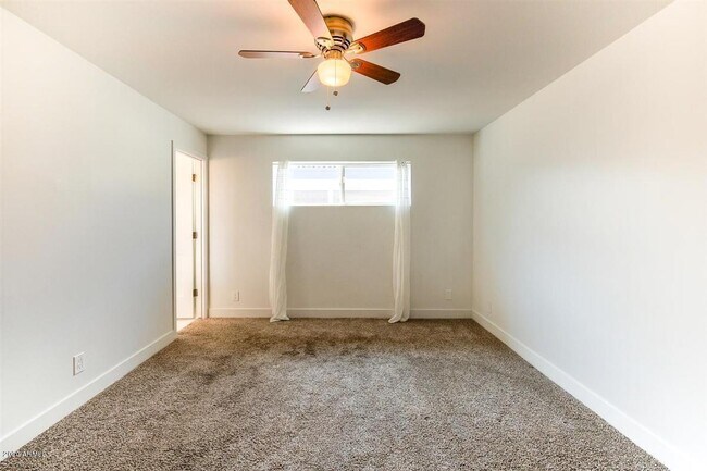 Building Photo - 3140 E Glenrosa Ave