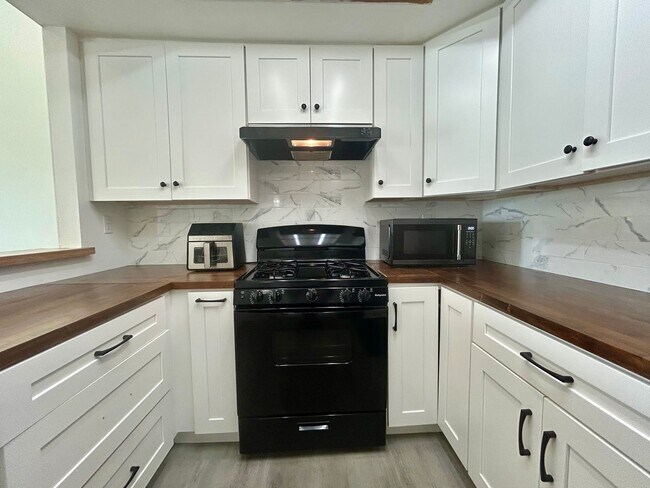 Building Photo - $3,995! Excellent 3-Bedroom Condo! 90716!
