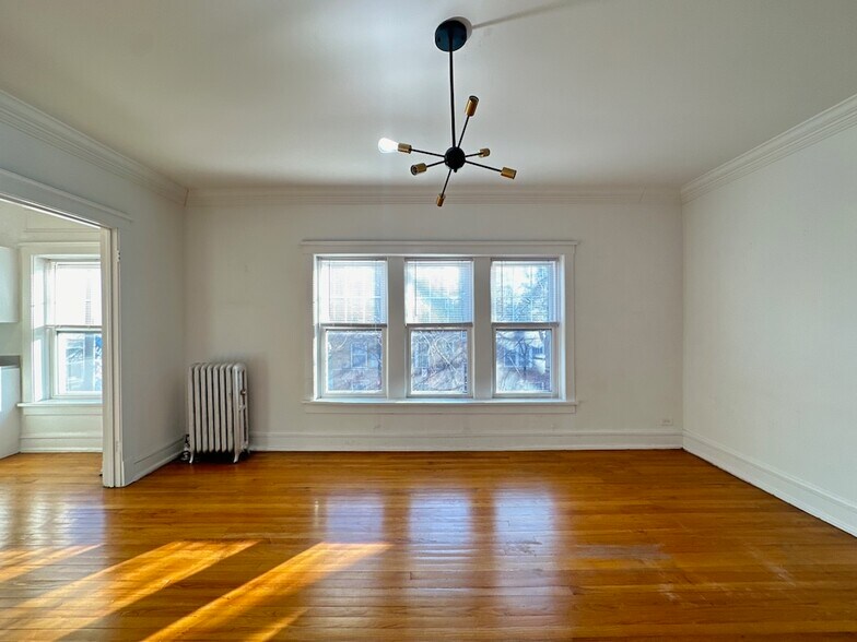 Building Photo - 2306 W Wilson Ave