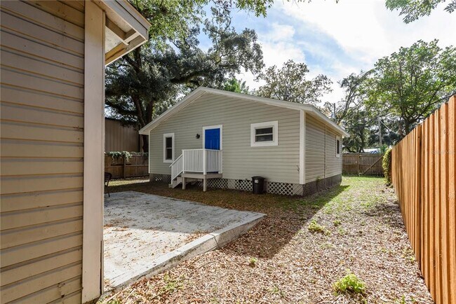 Building Photo - 806 E Hamilton Ave