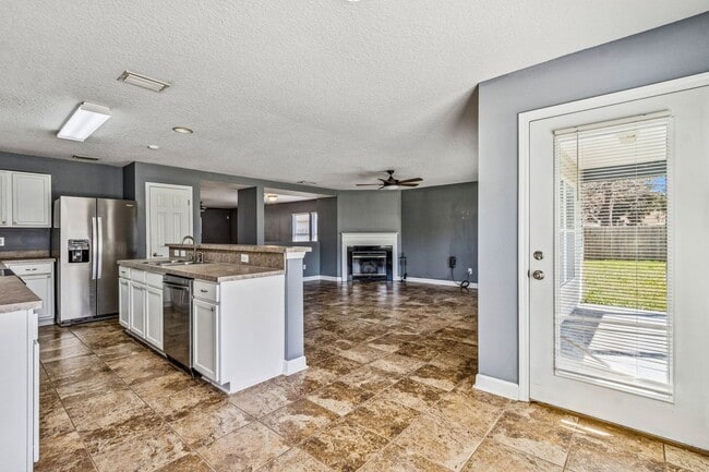 Building Photo - Charming 3-Bedroom Home with Fenced Yard