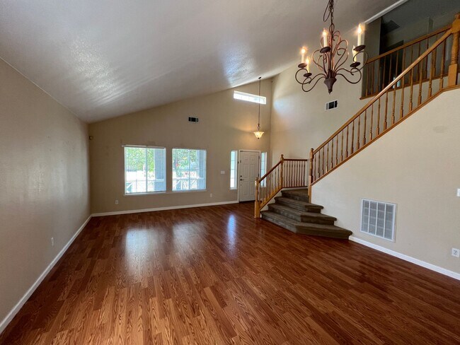 Building Photo - Large 4 bedroom located on a well maintained court!