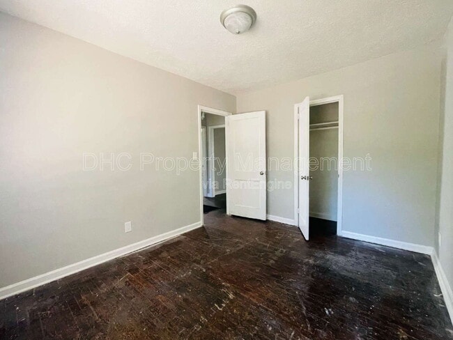 Building Photo - 3210 Delowe Dr