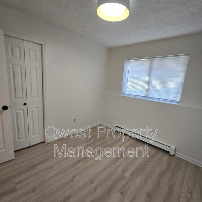 Building Photo - 3829 Silver Lake Rd