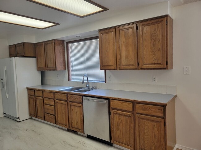 Building Photo - ? Spacious 3-Bedroom Rambler with Vaulted ...