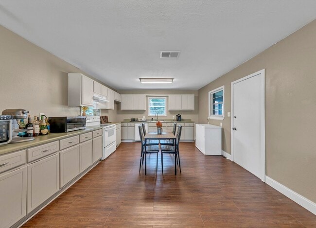 Building Photo - 460 School Ave