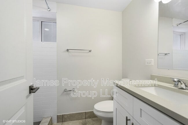 Building Photo - 5816 N Ridge Ave