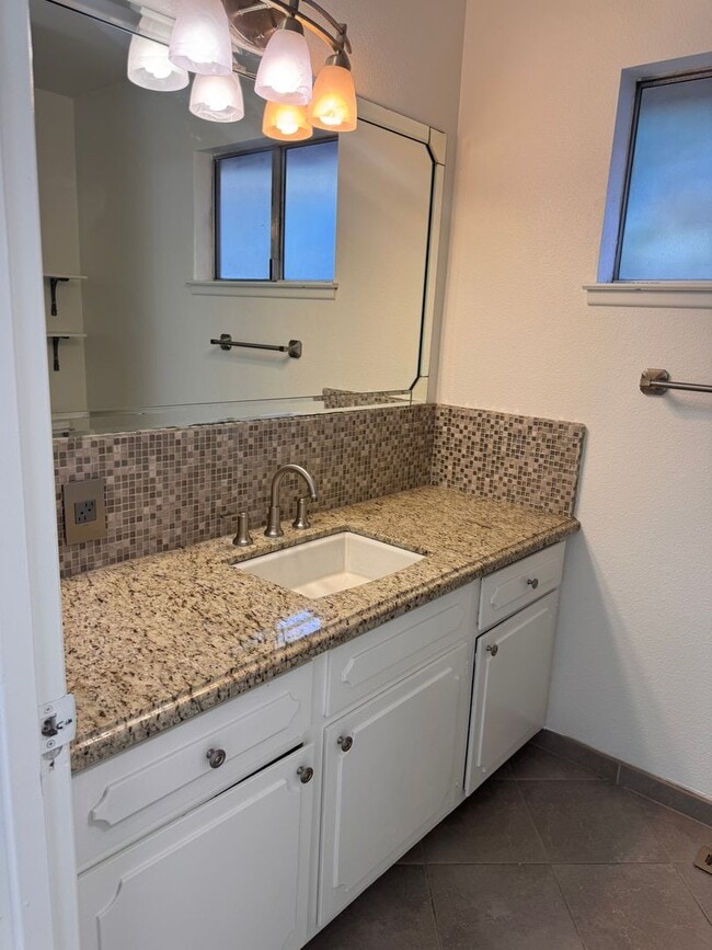 Building Photo - Spacious 3 Bedroom Fresno Home