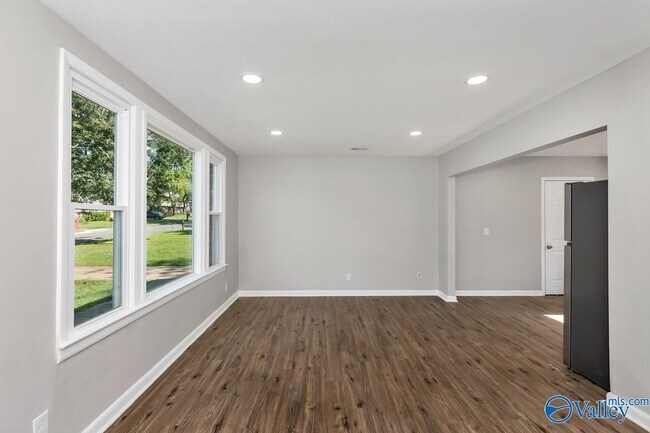 Building Photo - 4304 Lakeview Dr NW