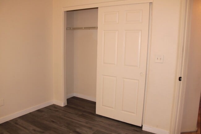 Building Photo - Nice 1000 SF Townhouse for rent in gated c...