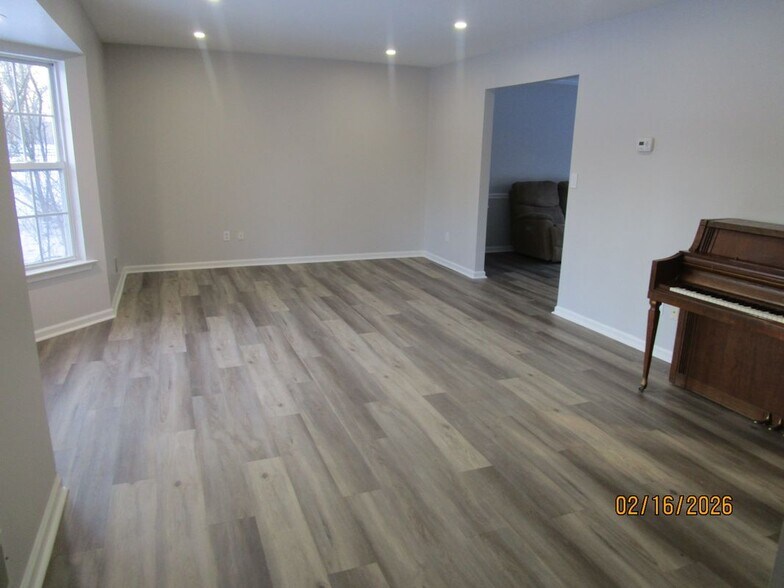 Building Photo - 465 Pfister Rd