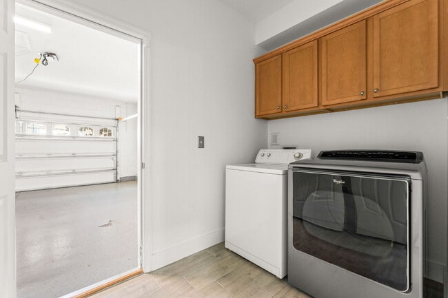 Building Photo - Spacious 3-Bed, 2.5 Bath End Unit Townhome...