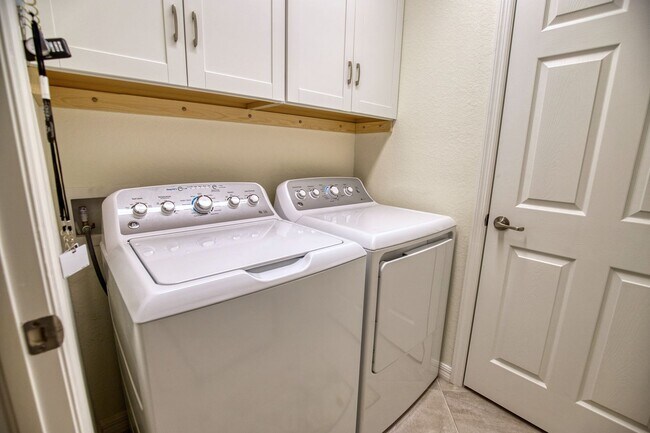 Building Photo - Seasonal Short-Term Coach Home 2-Bedrooms plus den, 2-Bath in Gran Paradiso!