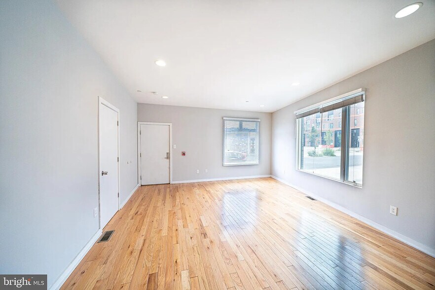 Building Photo - 706 N 7th St