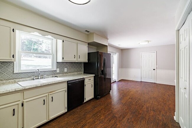 Building Photo - 145 VFW Dr