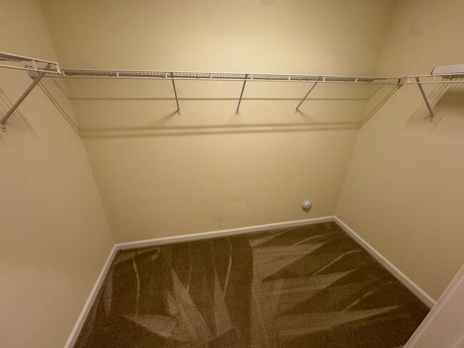 Building Photo - Bright & Spacious End Unit in Thompson Ridge