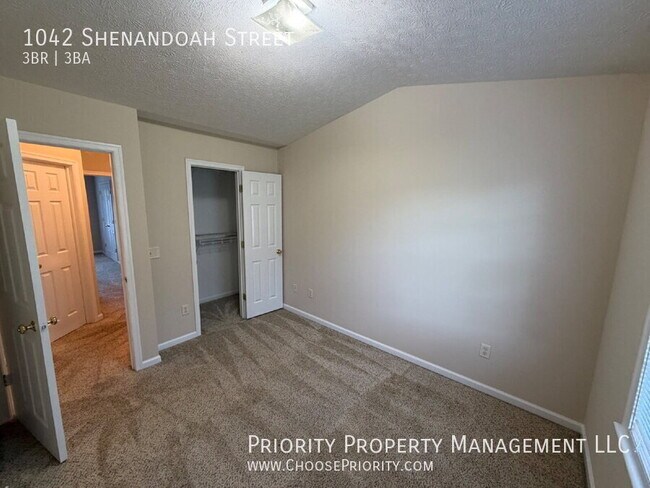 Building Photo - 1042 Shenandoah St
