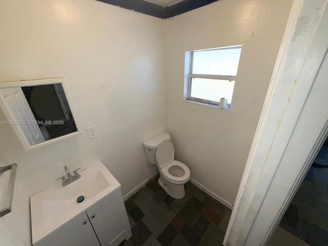 Building Photo - 341 NE 25th Ct