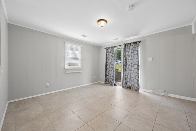 Building Photo - 1615 Colonial Way