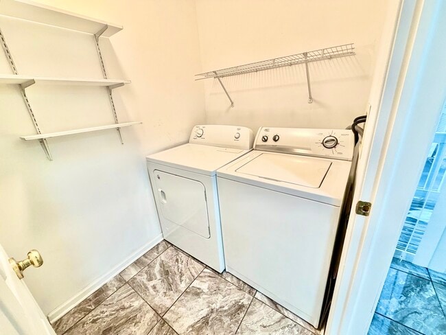 Building Photo - 2452 Daybreak Ct