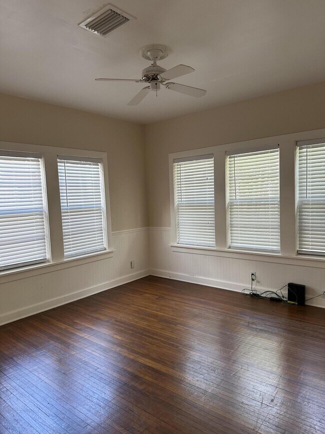 Building Photo - 229 Lakeland Dr