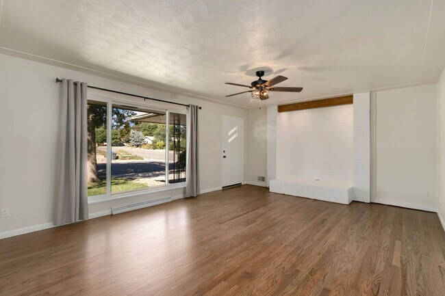 Building Photo - 1726 Cameo