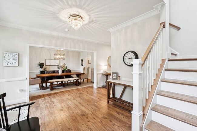 Building Photo - Impressive 6 Bed 4.5 Bath Single-Family Ho...