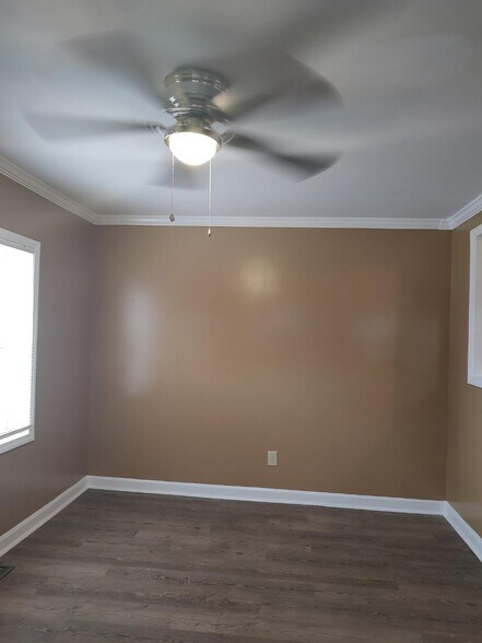 Building Photo - 527 Oakland Pl