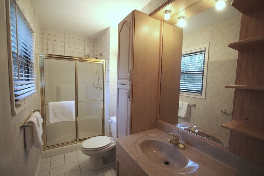 Main Bathroom - 1148 Kettle Ct NW