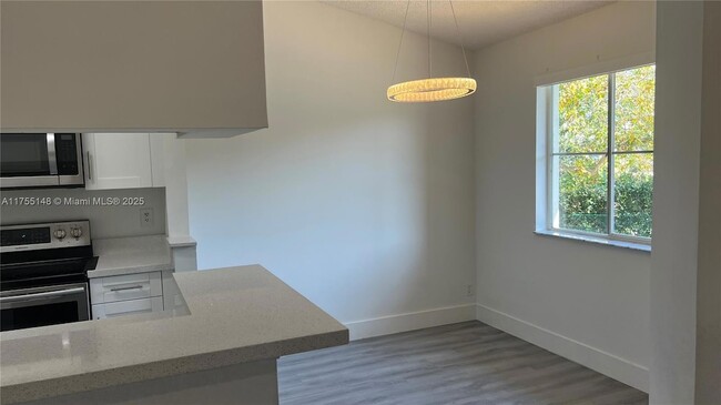 Building Photo - 9811 Westview Dr