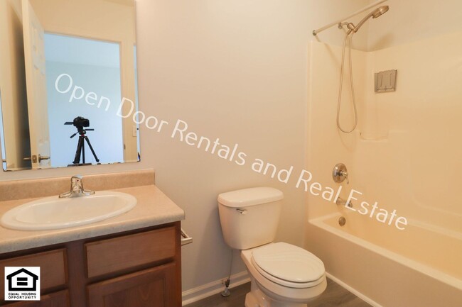 Building Photo - ***$500 off 1st months rent!**** 3 bedroom...