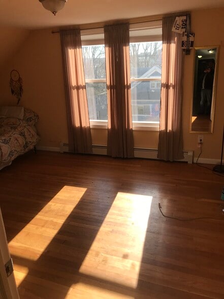 Building Photo - 237 Valley St