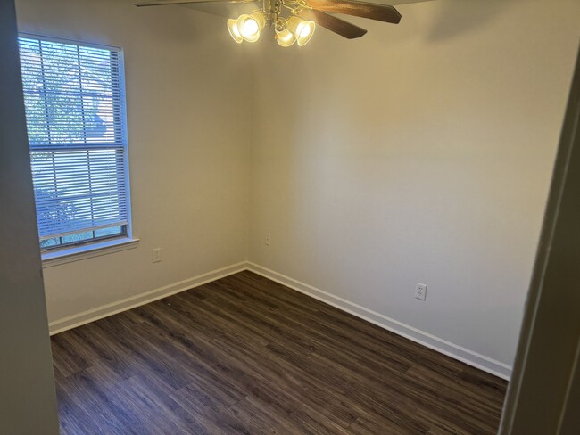 Primary Photo - 3955 Ledbetter Dr