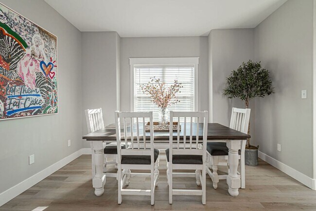 Building Photo - Fully Furnished Townhome – Utilities & WiF...